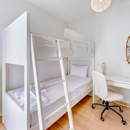 Maria Fabrika Syros Vári